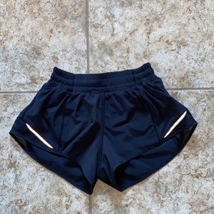 lululemon hotty hot shorts 2.5”